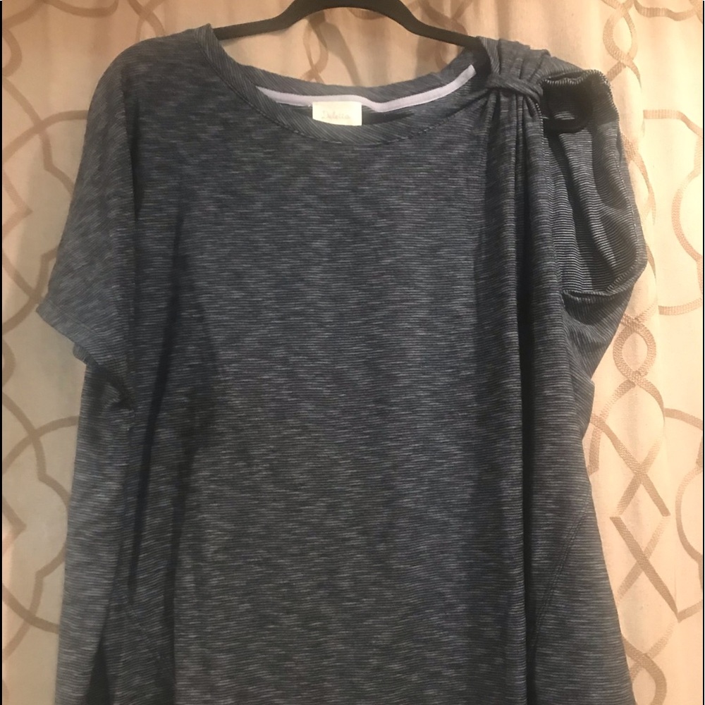 Anthropologie Fun accented shoulder T-shirt
